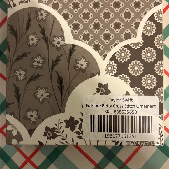 Taylor Swift NWT Betty Ornament - Picture 3 of 3